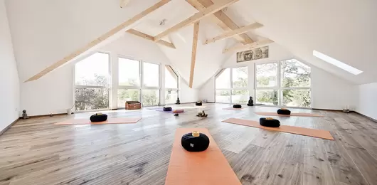 Jordan Untermühle - Yoga - Panorama Yoga Raum mit Blick in den Garten