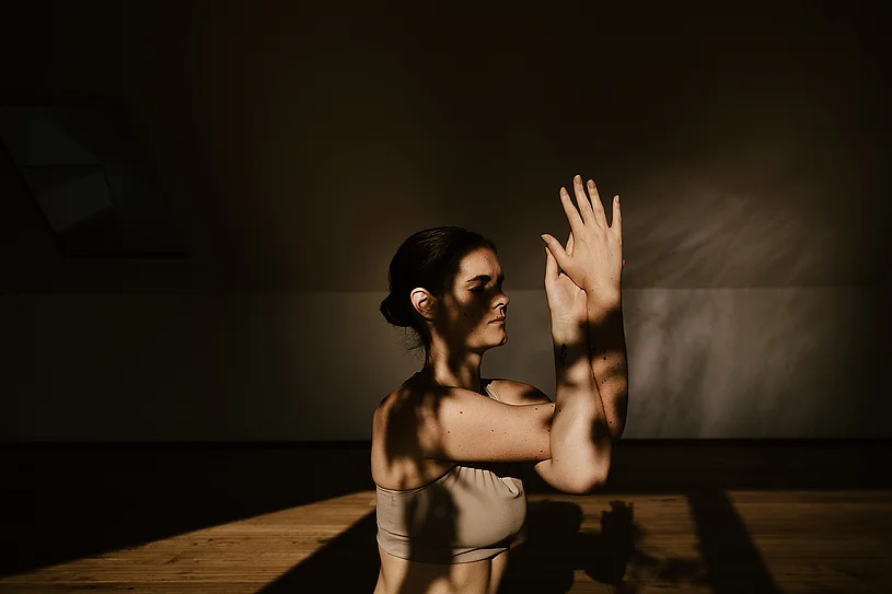Jordan's Untermühle - Frau macht Yoga