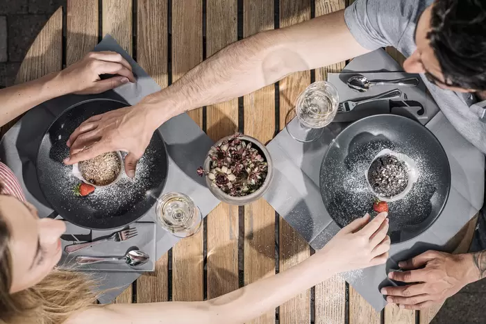 Jordan Untermühle - Kulinarik - Restaurant Paar teilt sich Dessert Vogelperspektive