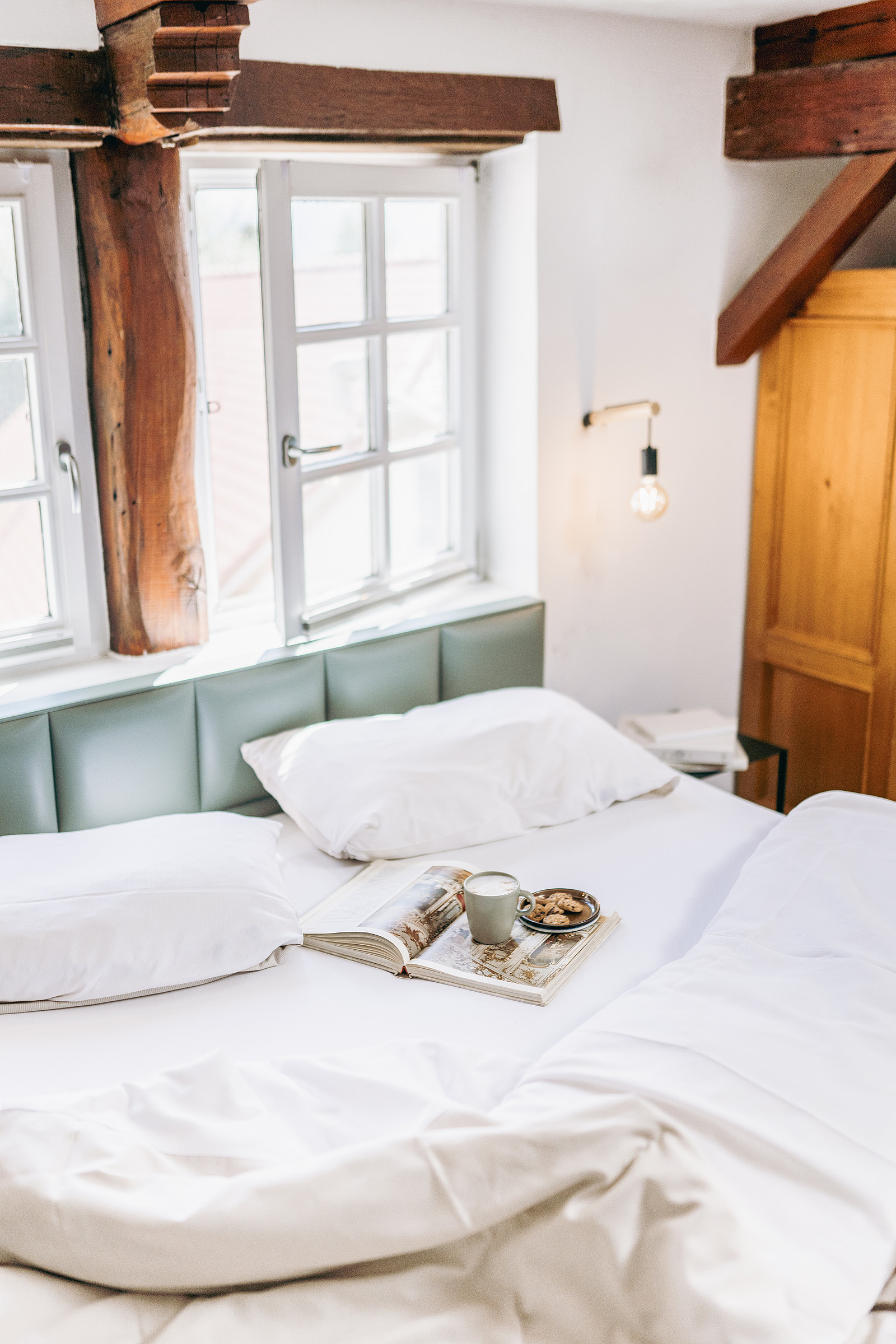 Helles Hotelzimmer mit Balkon für eine entspannte Wellnessauszeit