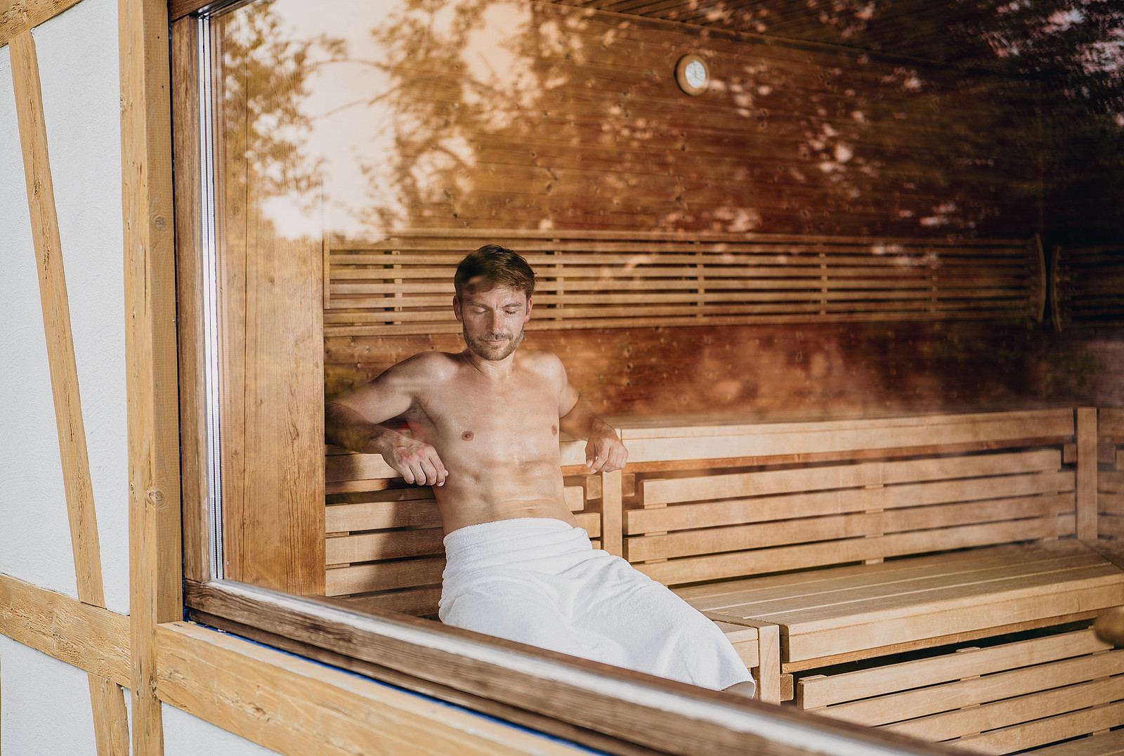 Jordan's Untermühle - Mann in Sauna von außen durch das Fenster