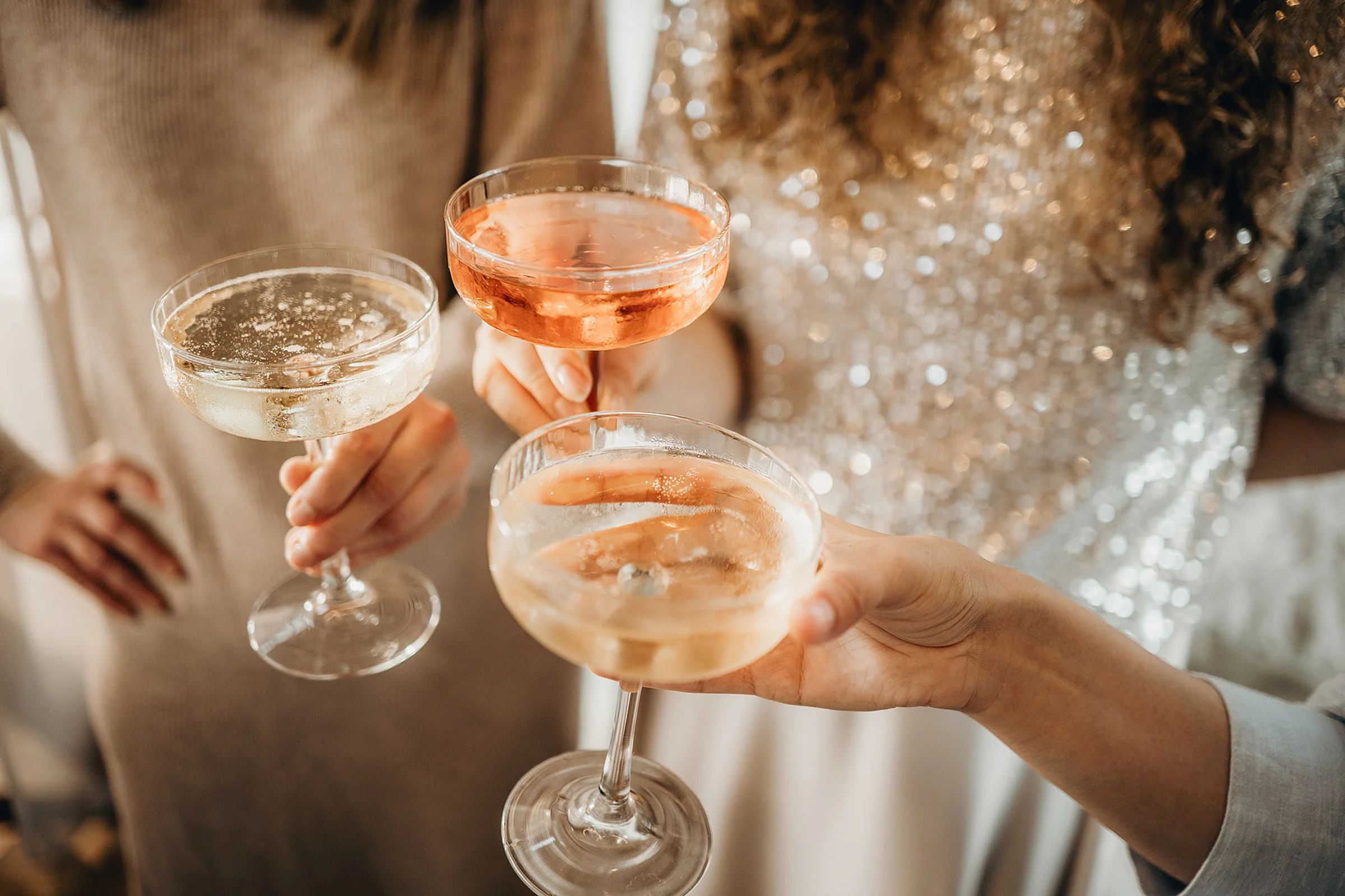 Jordan’s Untermühle - Kulinarik - Gäste stoßen mit Drinks an