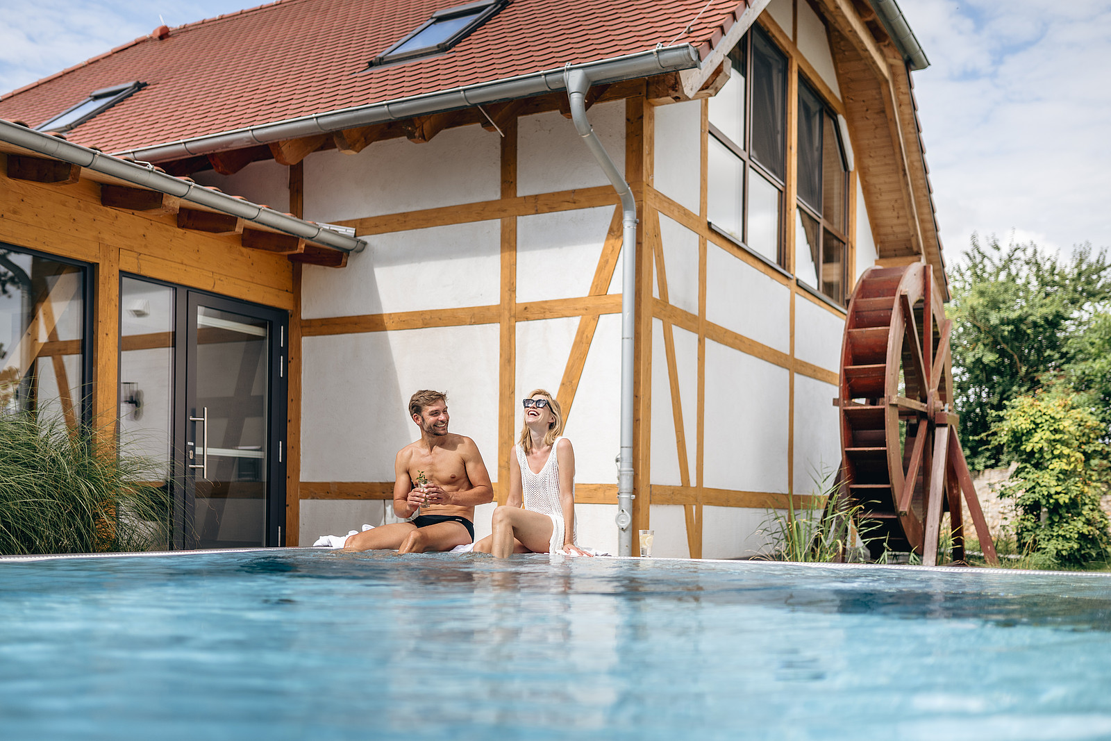 Paar entspannt am Pool im Wellnesshotel in Rheinhessen