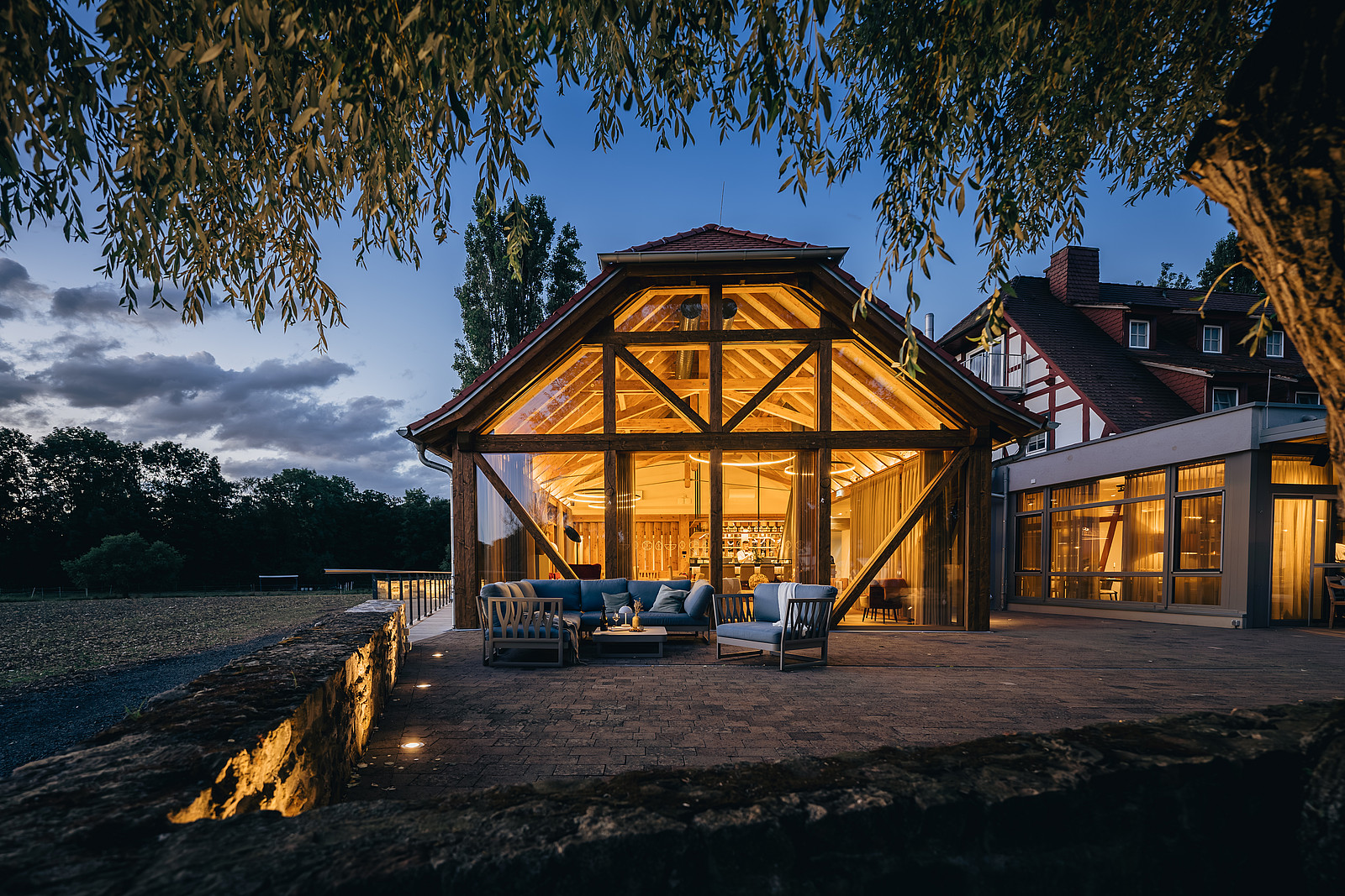 Außenansicht der Jordans Untermühle zur Blue Hour in Rheinhessen