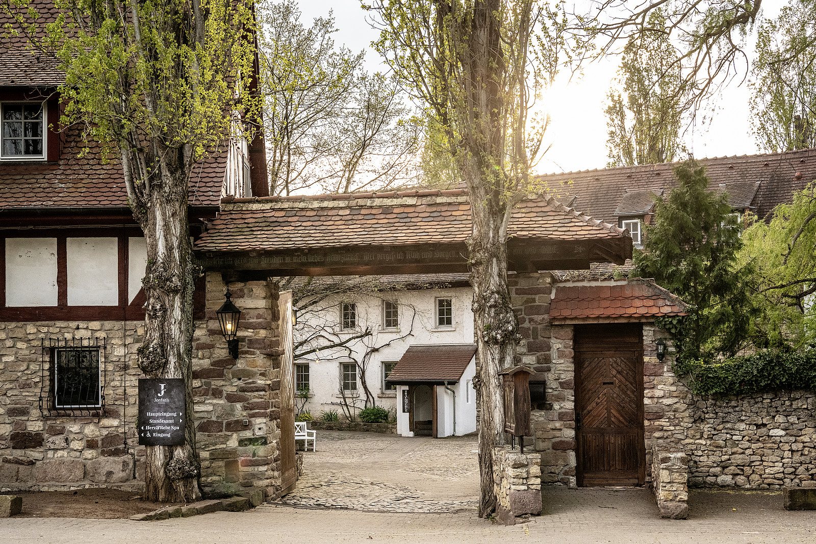 Außenansicht der Jordans Untermühle mit Fachwerkfassade und Terrasse