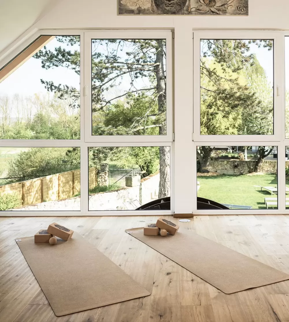 Jordan Untermühle - Yoga - Panorama Yogaraum mit Blick in den Garten