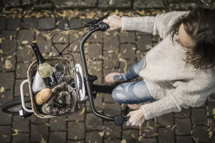 Jordans Untermühle - Radfahren - Korb von oben mit Wein und Brot