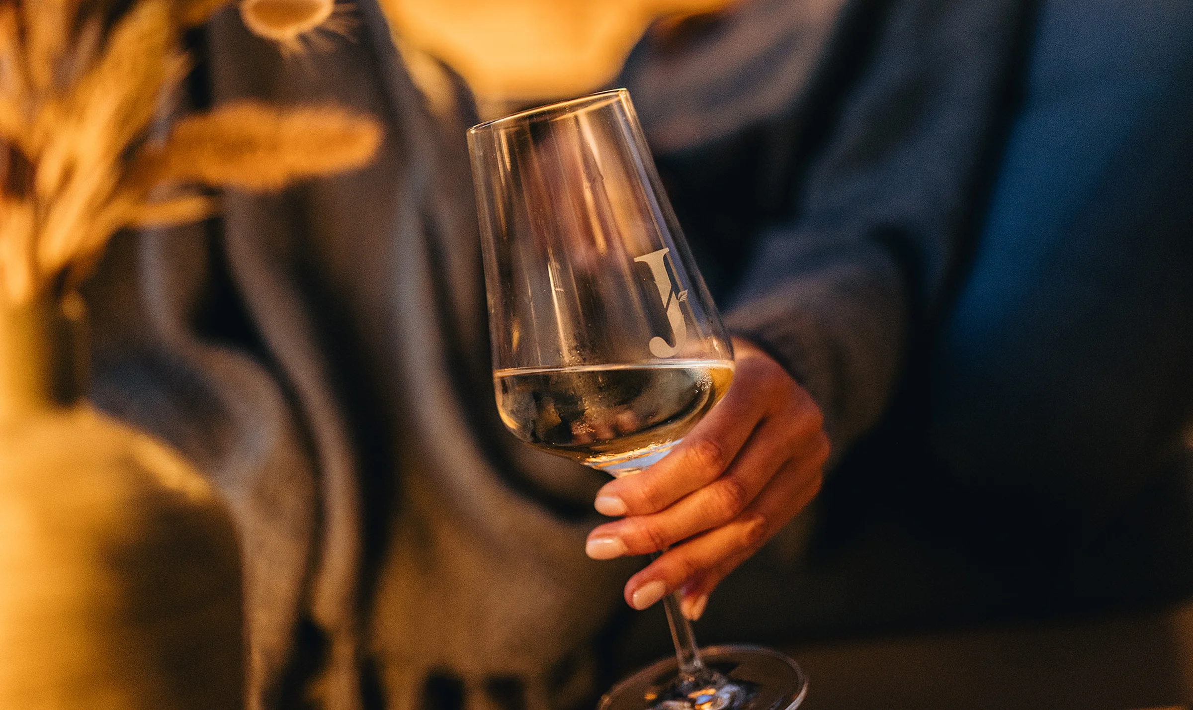 Detailaufnahme von Weisswein im Glas – Weinmoment im Wellnesshotel in Rheinhessen