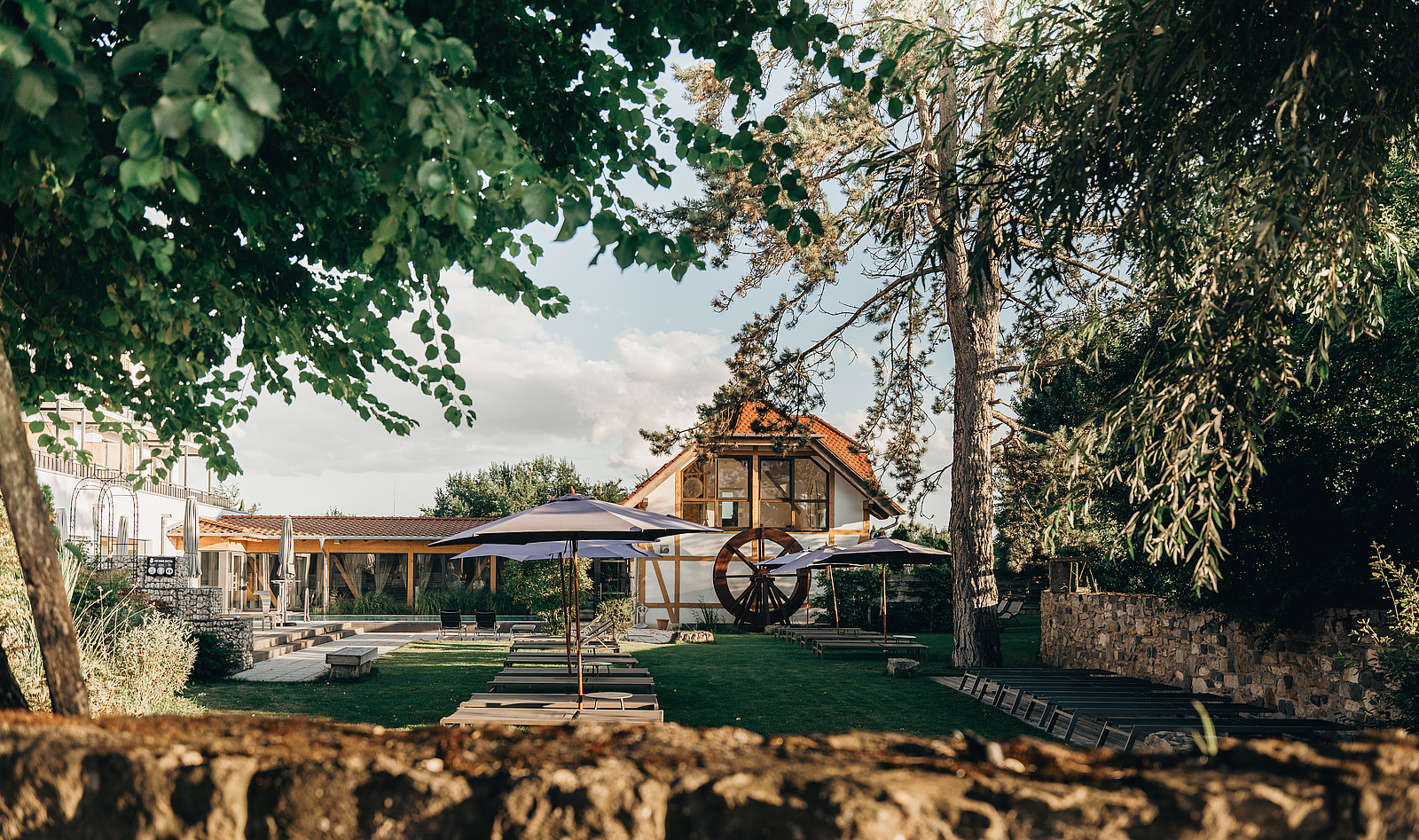 Außenbereich von Jordan’s Untermühle mit Garten und Terrasse.
