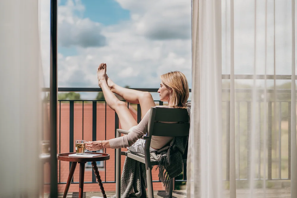 Jordan's Untermühle - Frau entspannt mit Tee auf dem Balkon
