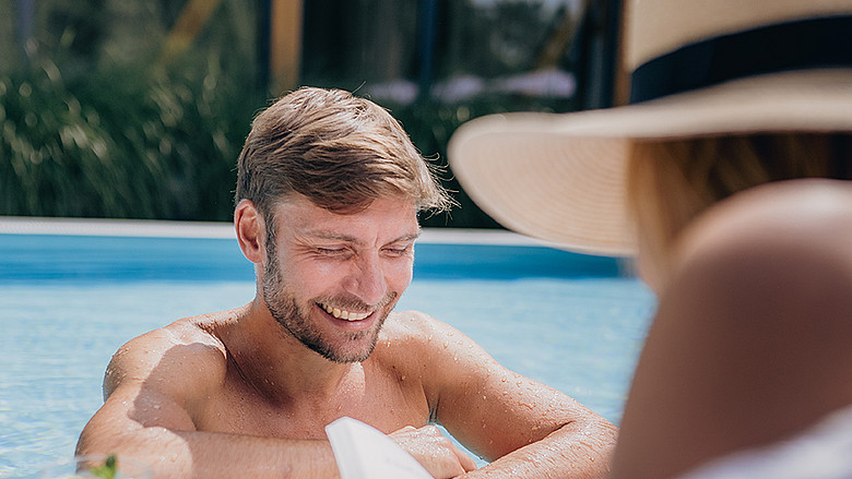 Jordan's Untermühle - Mann im Pool am Beckenrand