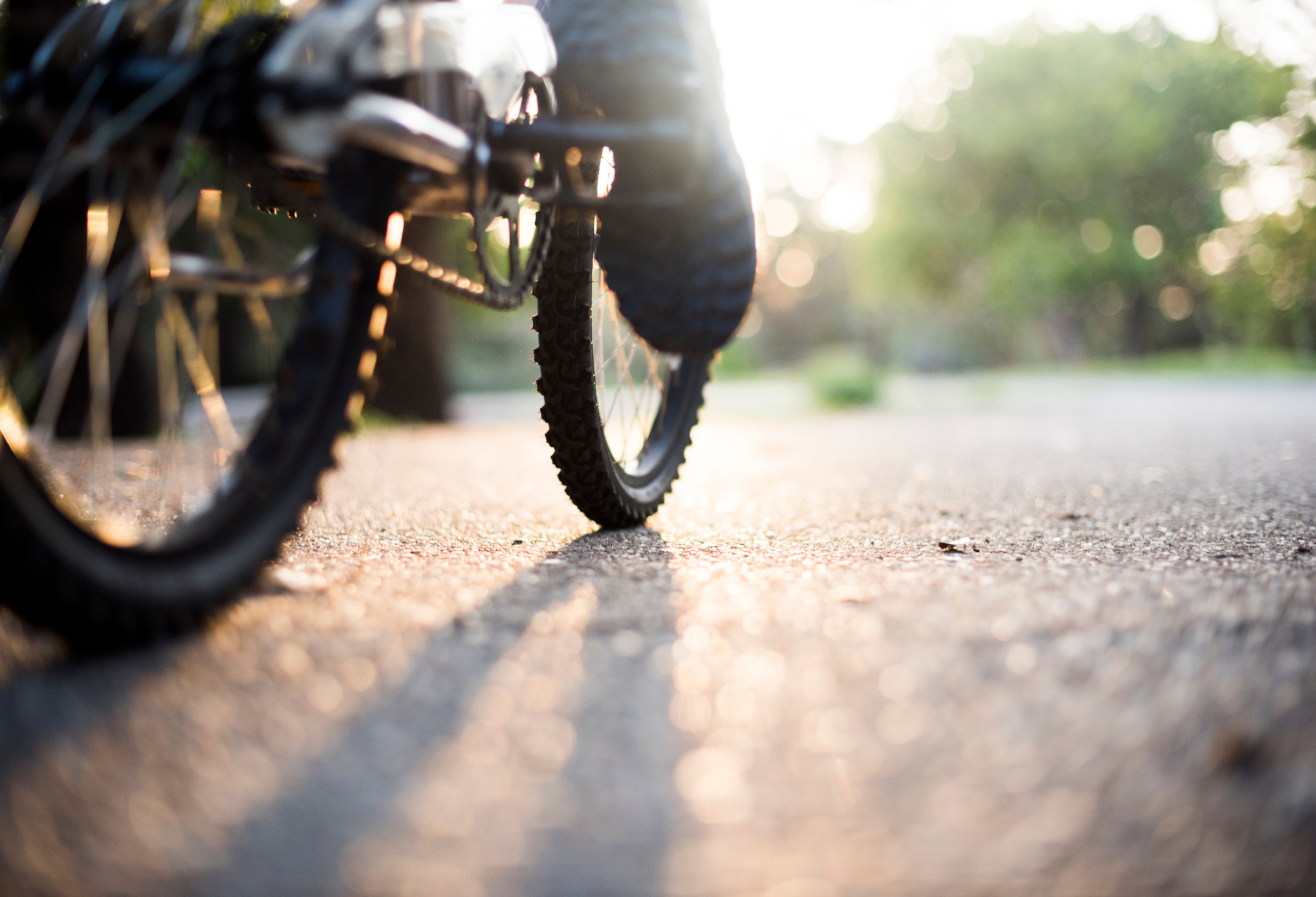 Jordan's Untermühle – Person beim Radfahren von unten fotografiert 